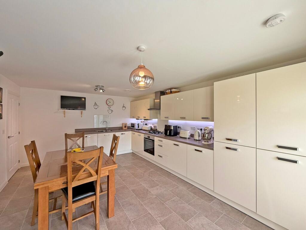 Peartree Drive, Wombourne, WV5 photo 4
