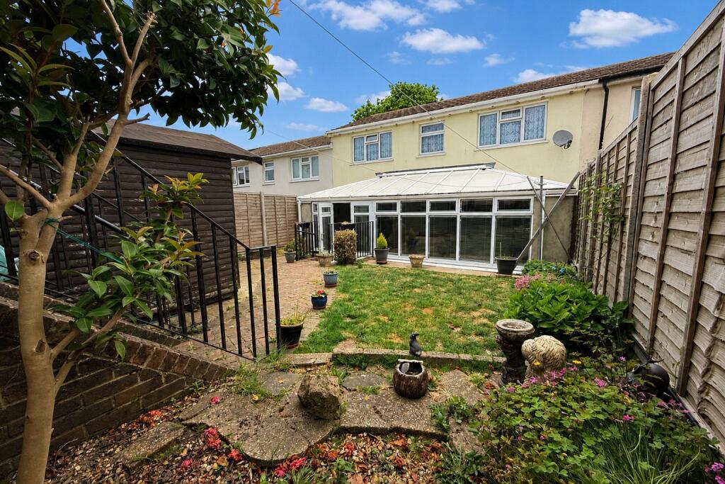 House in Bracknell, Hanworth - More