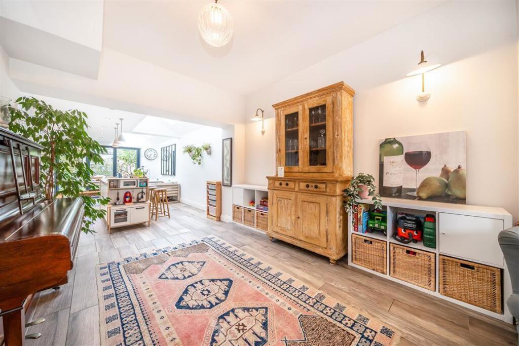 Arlington Road, Teddington photo 3