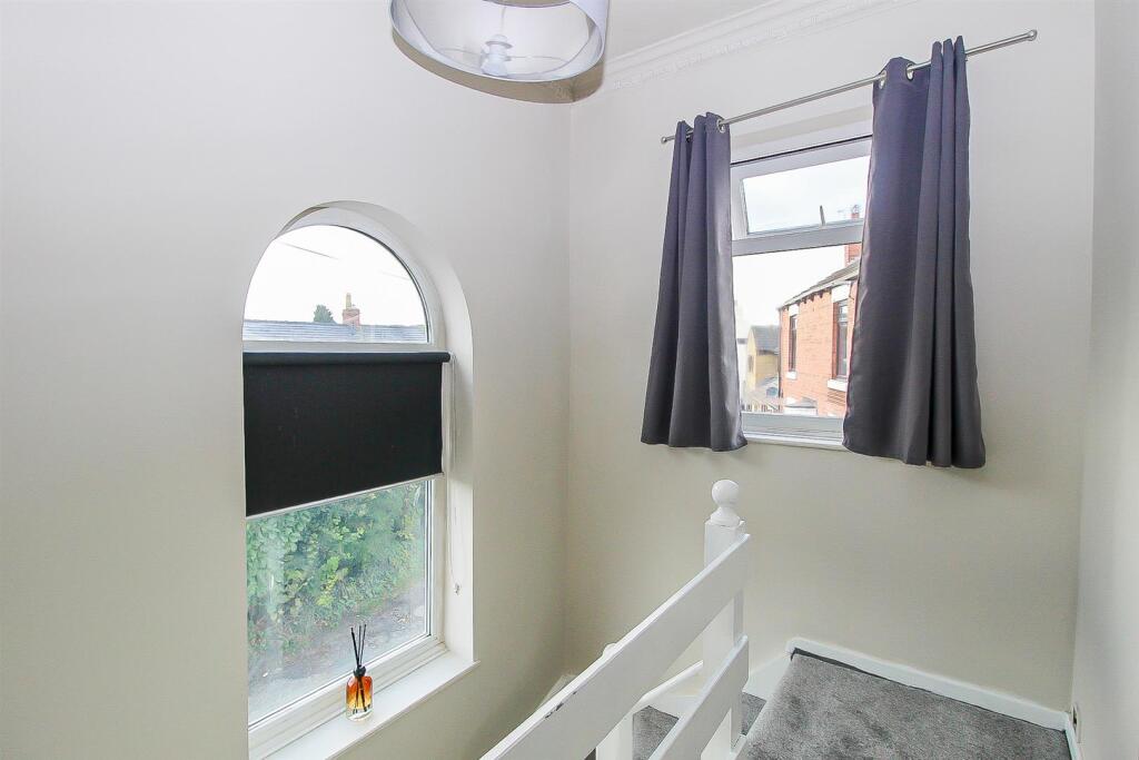 House in Wakefield, Outwood - More