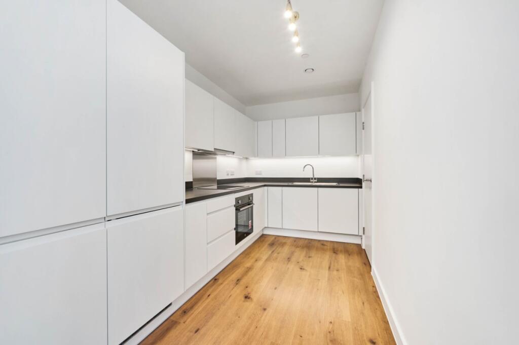 Apartment in Romford - View 3