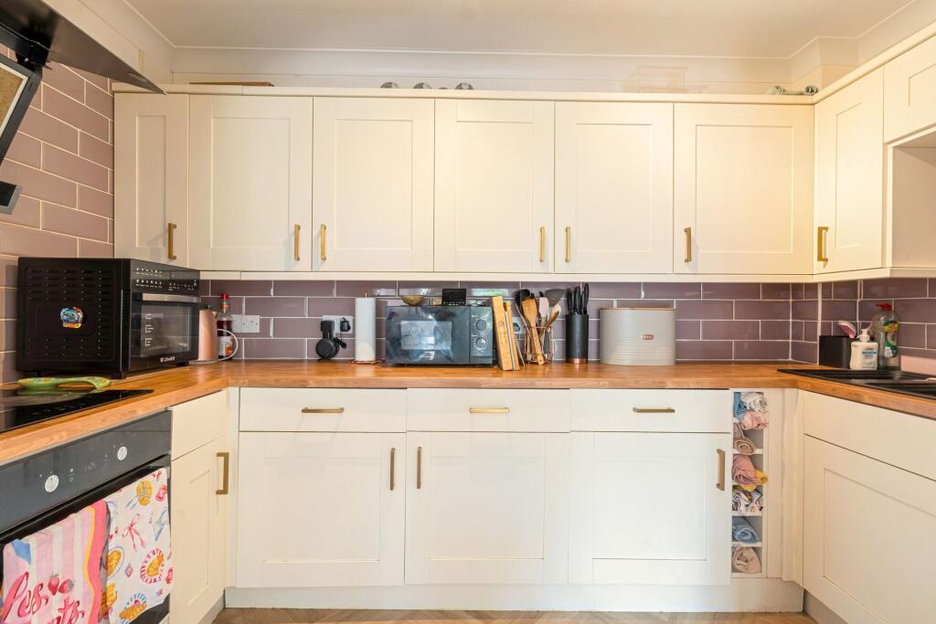 Apartment in Sutton - View 4
