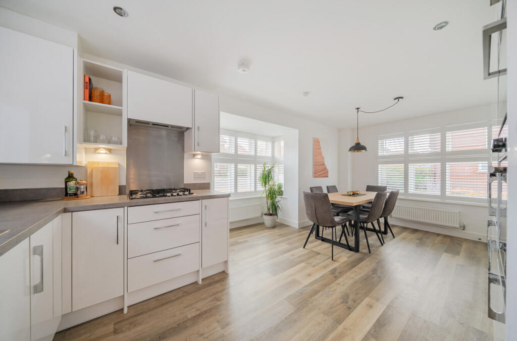 House in Guildford, Worplesdon - More