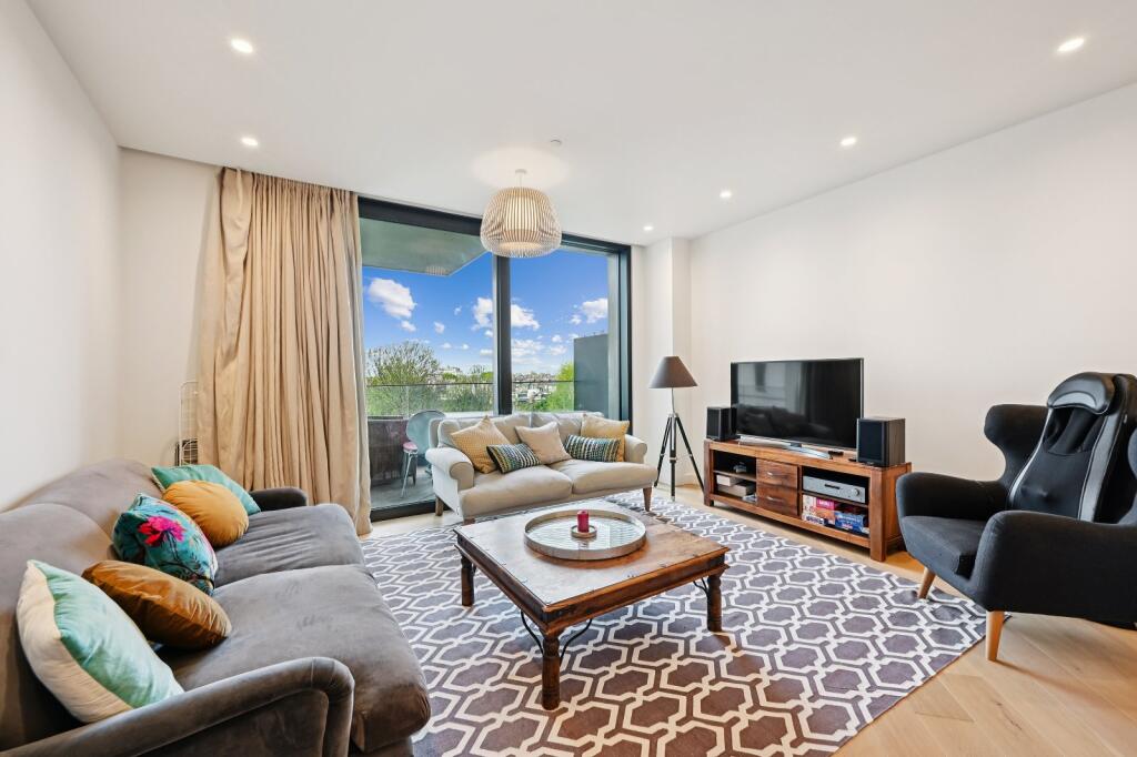 2-bed flat on Wood Crescent, Television Centre, White City, London, W12, £1,100,000