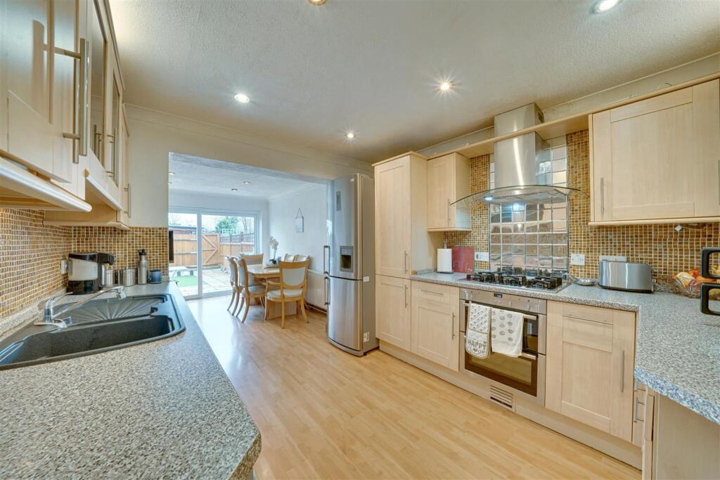 House in Enfield, Enfield Highway Shopping Centre, Ponders End - View 3