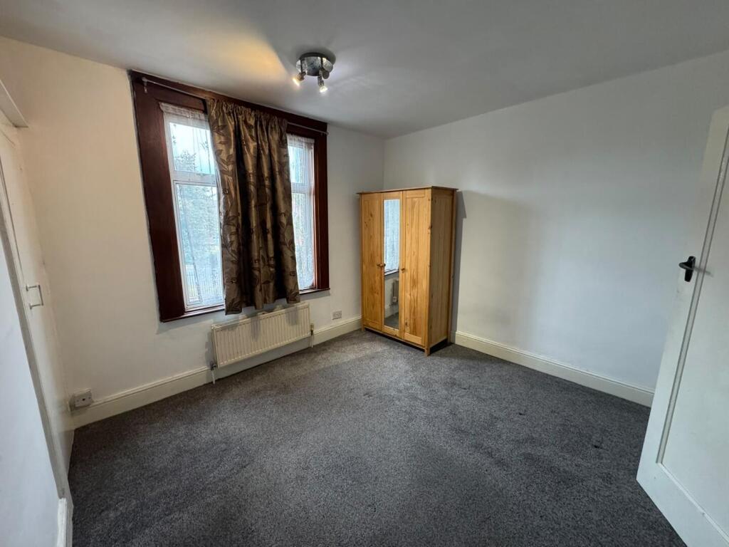 House in Dartford - More