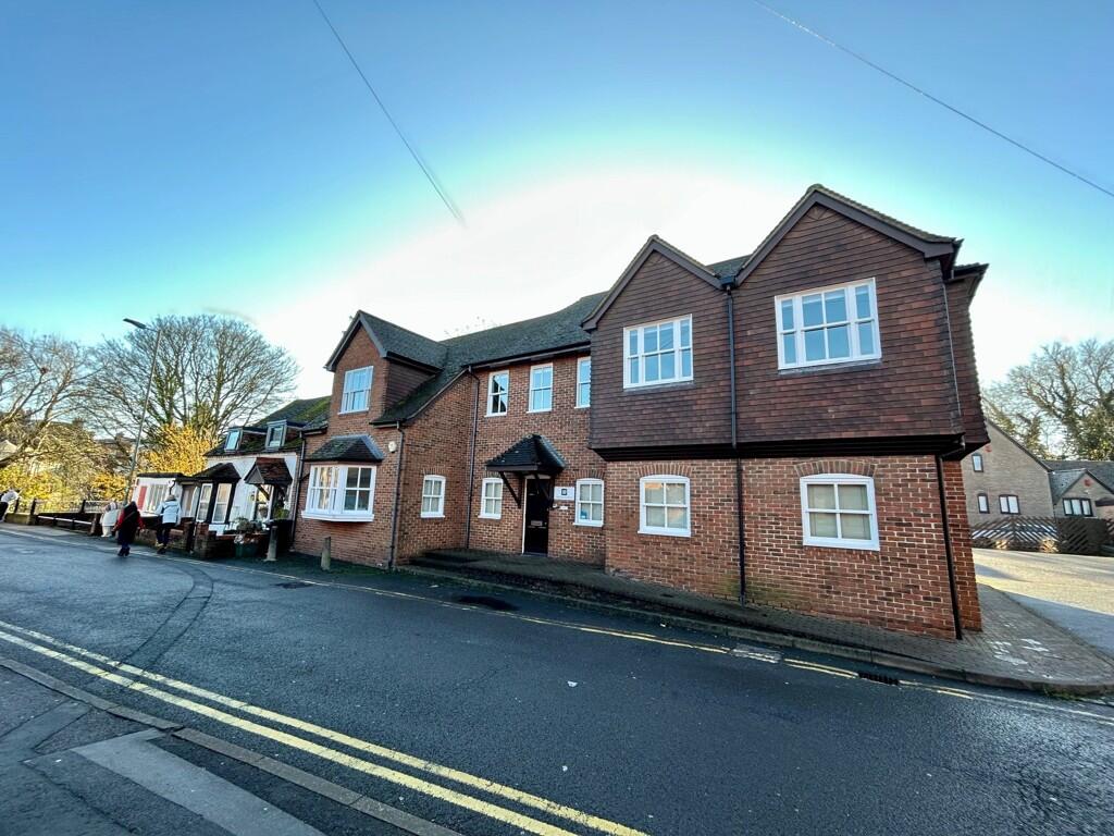 Main image of property: Cygnet House, 3 Northcroft Lane, Newbury, Berkshire, RG14 1BT