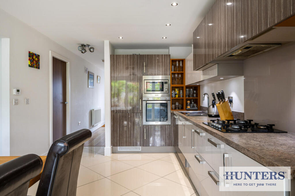 House in Bradford, Apperley Bridge - More