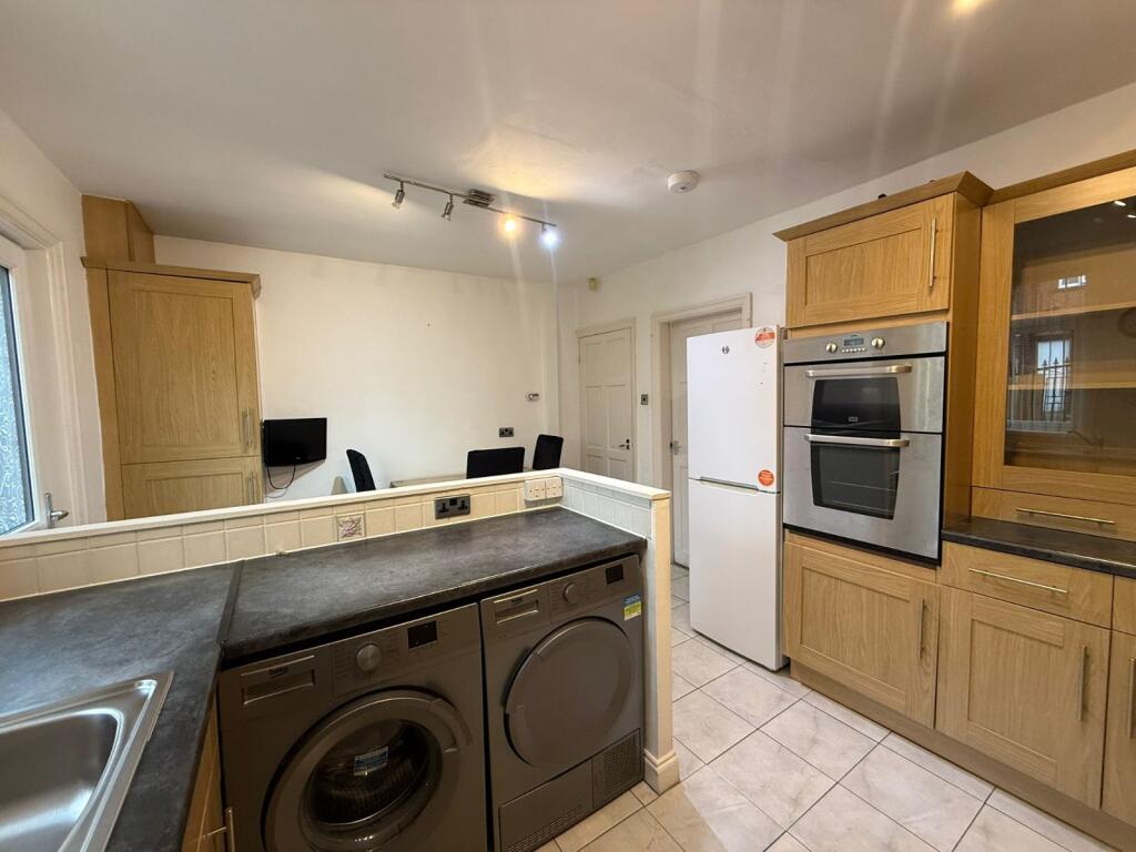 House in Leeds, Woodhouse Hill, Belle Isle - View 2