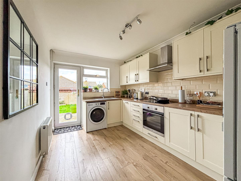 Mayfield Avenue, Hullbridge, Hockley photo 4