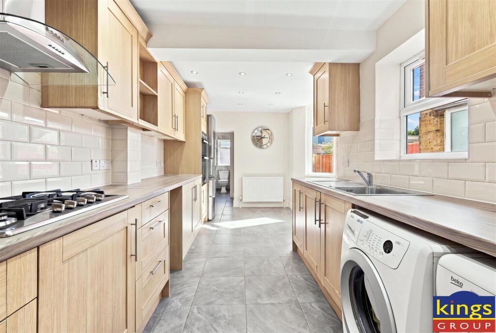 House in London, Wood Street, Hale End - View 4
