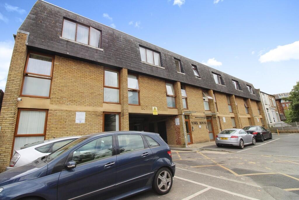Apartment in London, Rush Green - View 2