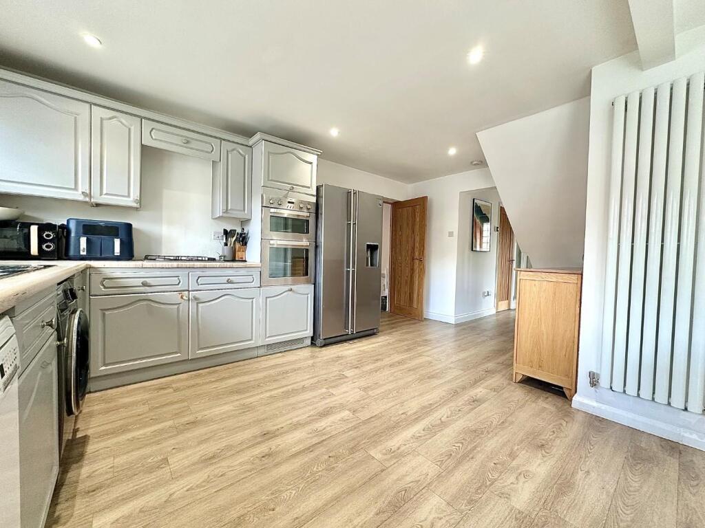 House in Northampton NN4, East Hunsbury - More