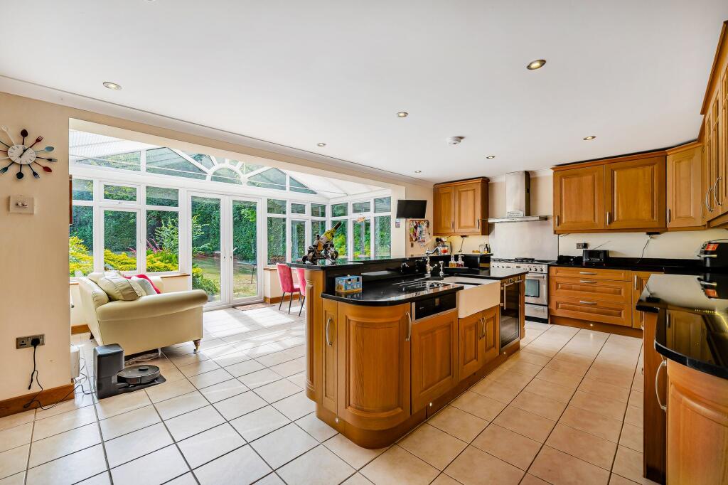 Highlands Park, Leatherhead, KT22 photo 4