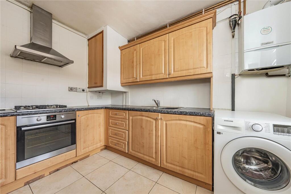 Frensham Drive, London, SW15 photo 4