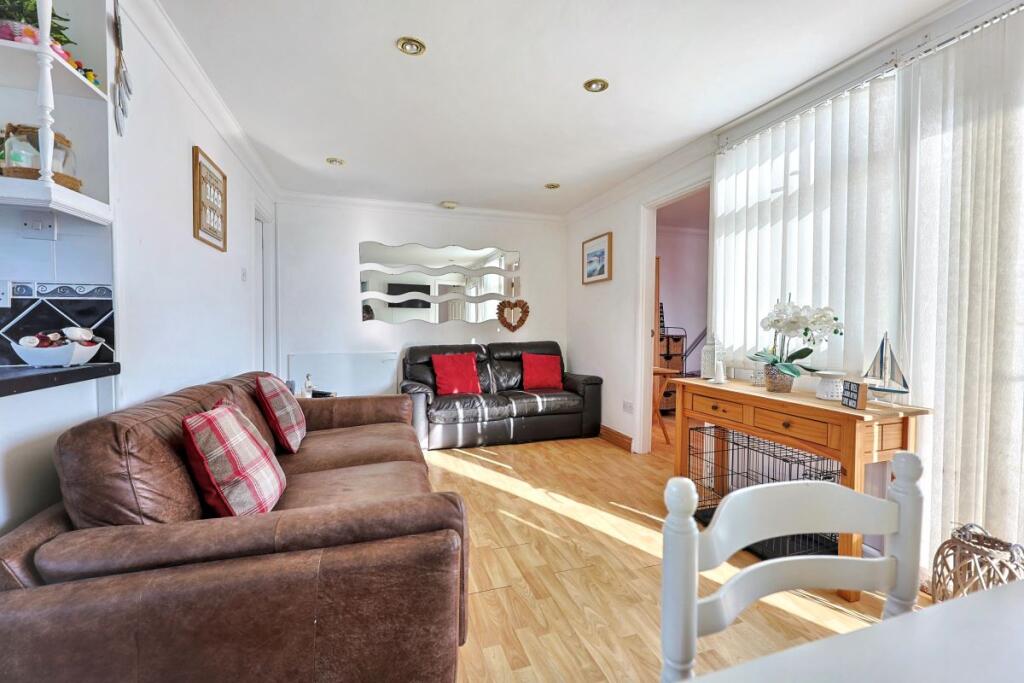 Chalet 185 Carmarthen Bay Holiday Village, Carmarthenshire, Kidwelly, Dyfed, SA17 5HQ photo 3