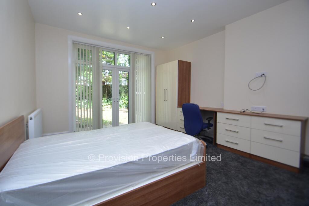 8 bedroom semi-detached house for rent