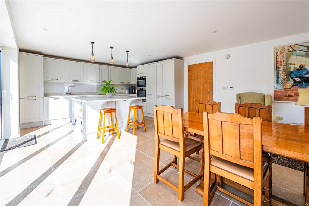 Dove House Close, Edlesborough, Buckinghamshire, LU6 photo 3