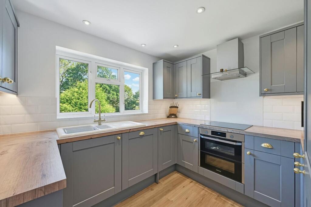 Apartment in Epsom, Nork - View 4