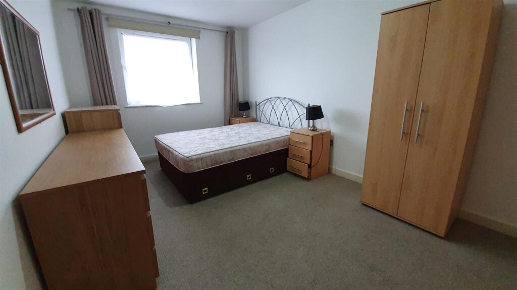 Apartment in Southall - More
