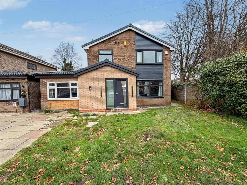 4-bed detached on Pinewood, Sale, £590,000