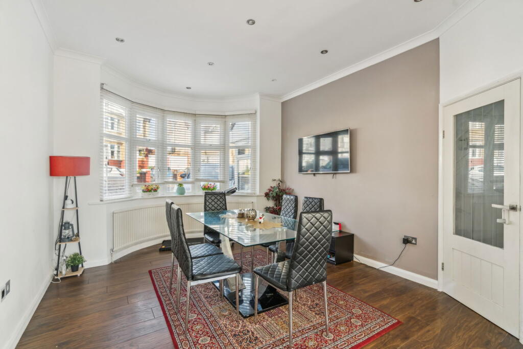 Lyndhurst Avenue, Pinner HA5 photo 2