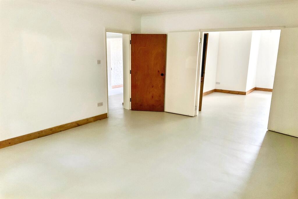 Apartment in Dover, Tower Hamlets - View 5