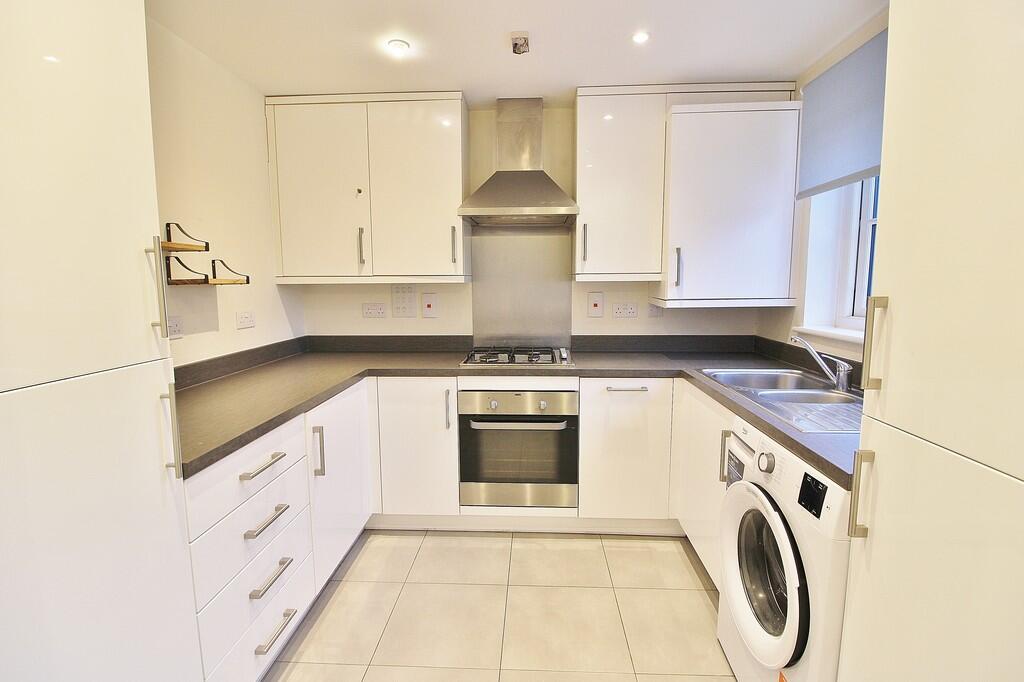 Allenby Road, Yew Gardens , Waterlooville photo 2