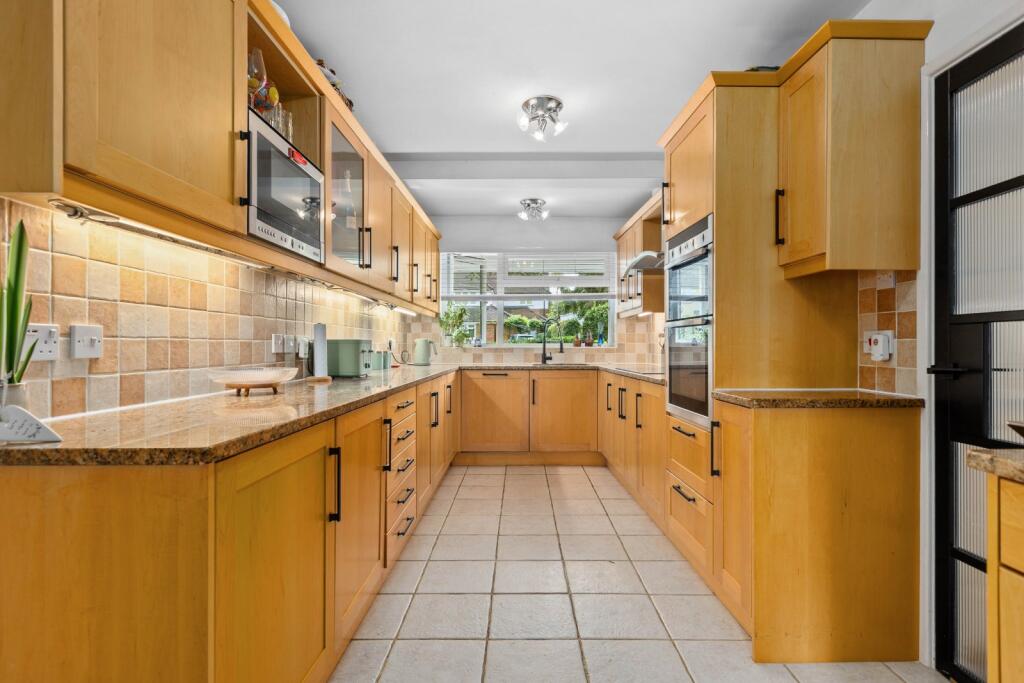Woodfield Road, Stevenage, Hertfordshire, SG1 photo 4