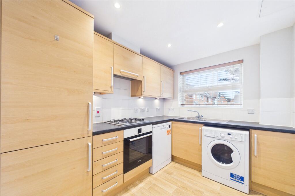 Lucas Close, Maidenbower, Crawley, West Sussex, RH10 photo 4