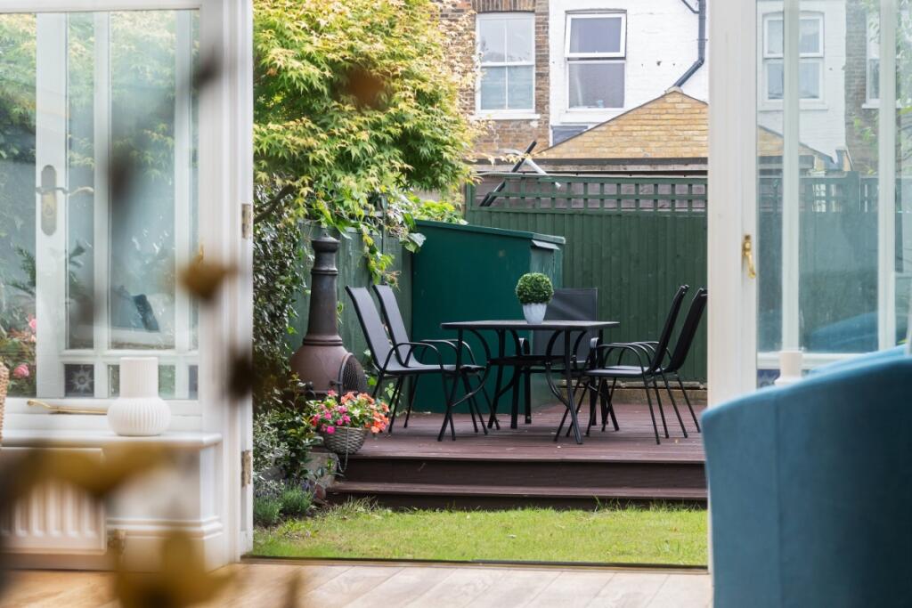 House in Kingston upon Thames - More