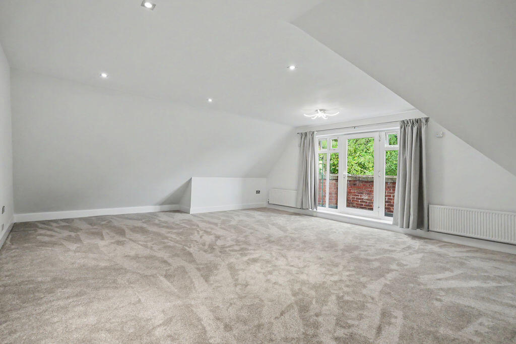 Apartment in Leeds, Alwoodley - View 2