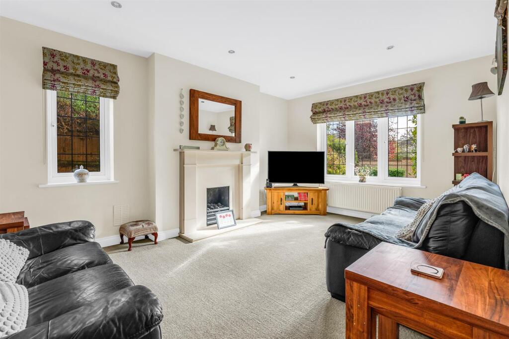 Beautiful Detached 4/5 Bed Family Home - The Finches, Hertford photo 2