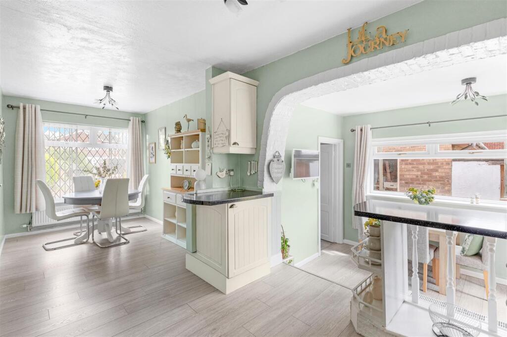 Leys Avenue, Desborough, Kettering - View 5