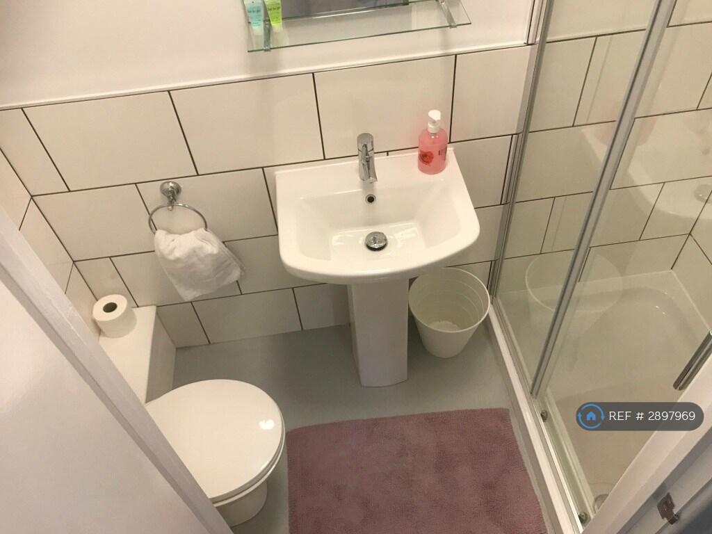 1 bedroom house share for rent