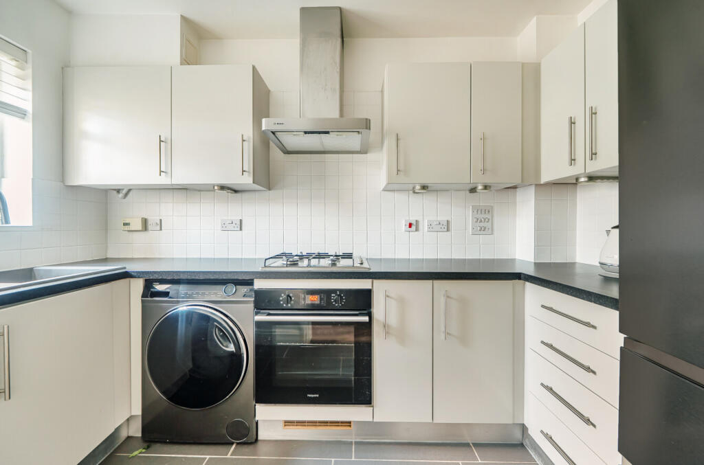 Hawthorn Way, Lindford, Hampshire, GU35 photo 3