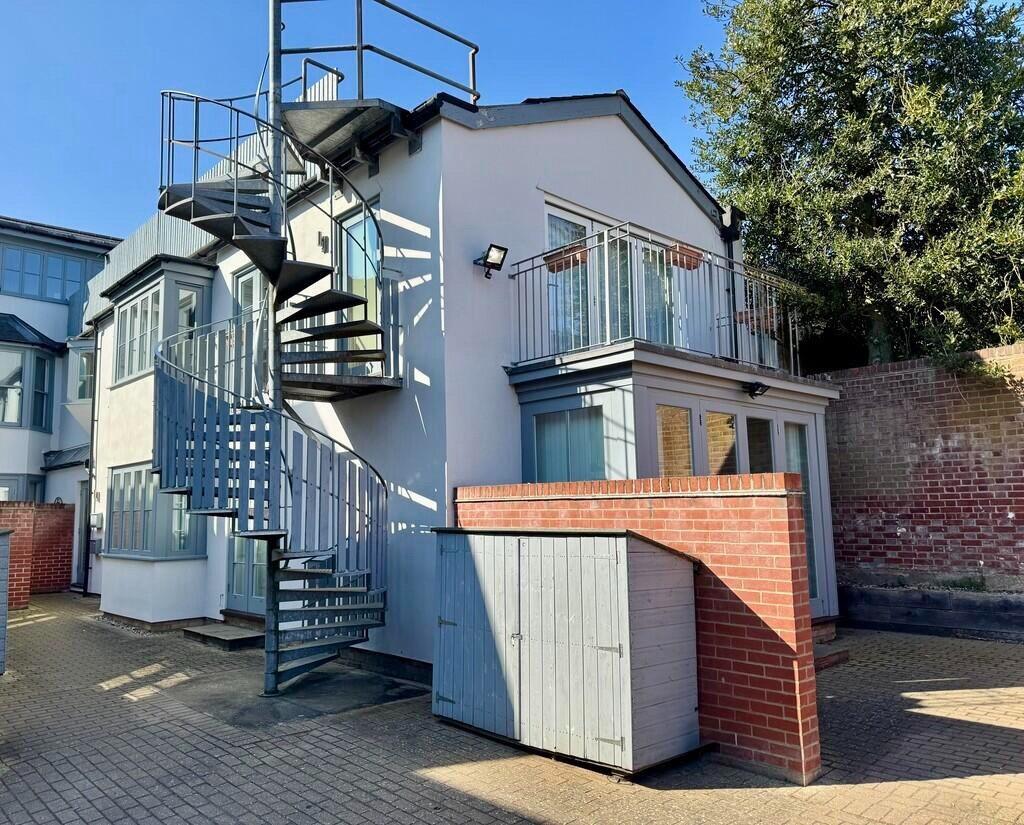 2-bed flat on Angel Lane, Bury St. Edmunds, IP33 1RF, £280,000