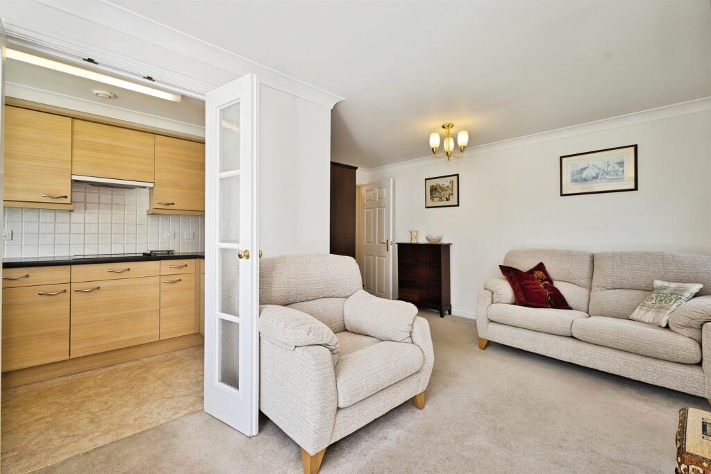 Somerton Road, Street - More