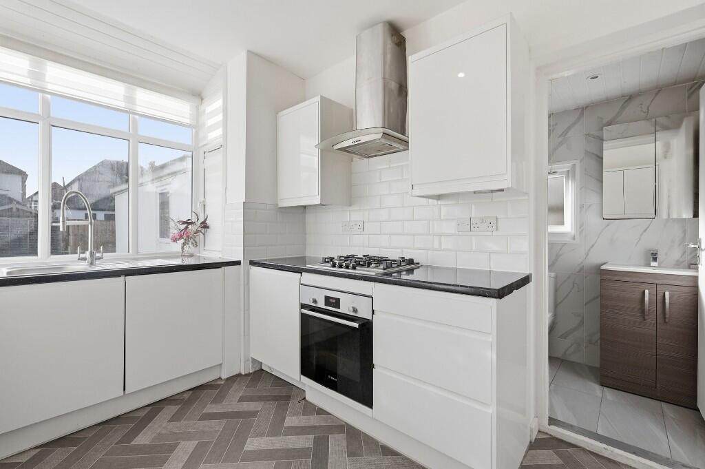 House in London, Royal Borough of Kingston upon Thames - View 4