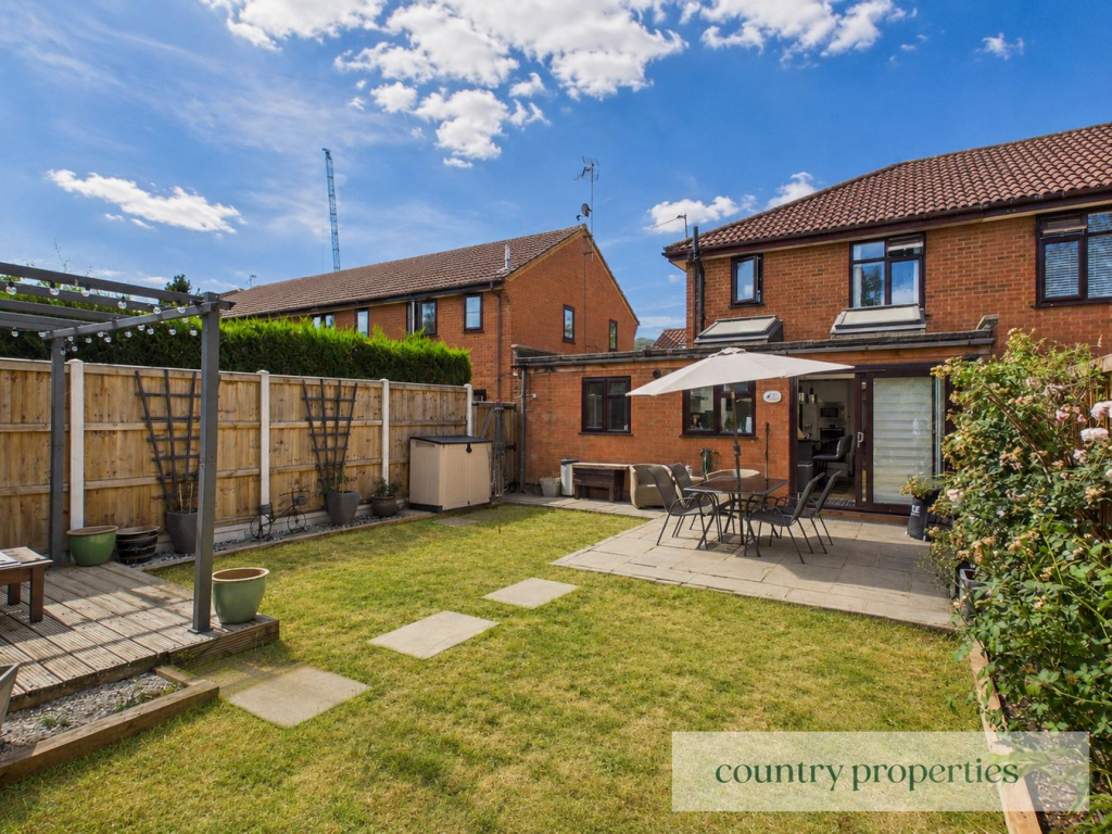 House in Welwyn Hatfield, Hertfordshire - More