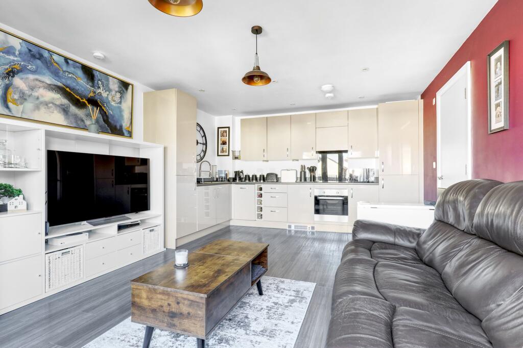 Apartment in East Hertfordshire, Ware - View 2