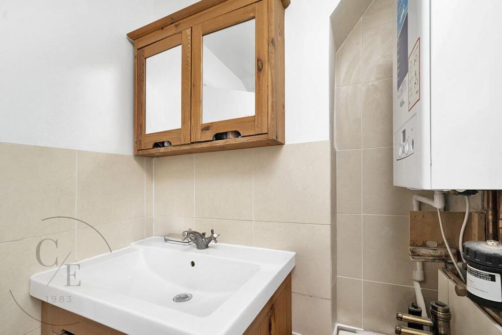 Apartment in London, Seven Sisters, West Green - More
