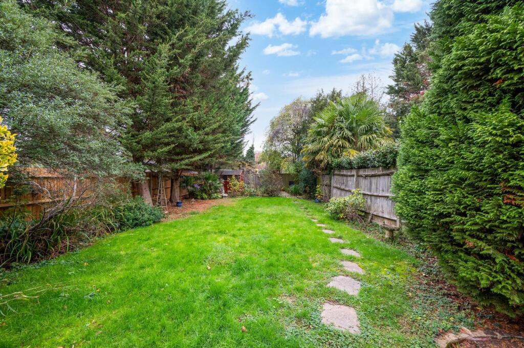 House in Epsom, Stoneleigh - View 4