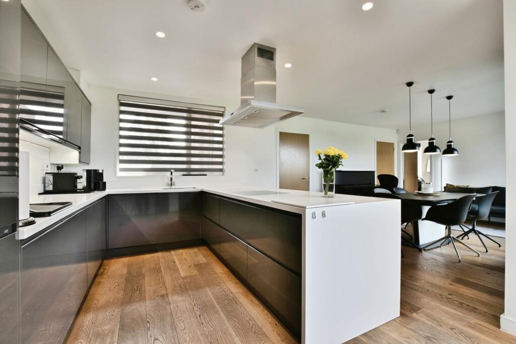 Arcon Place: canal-side contemporary home