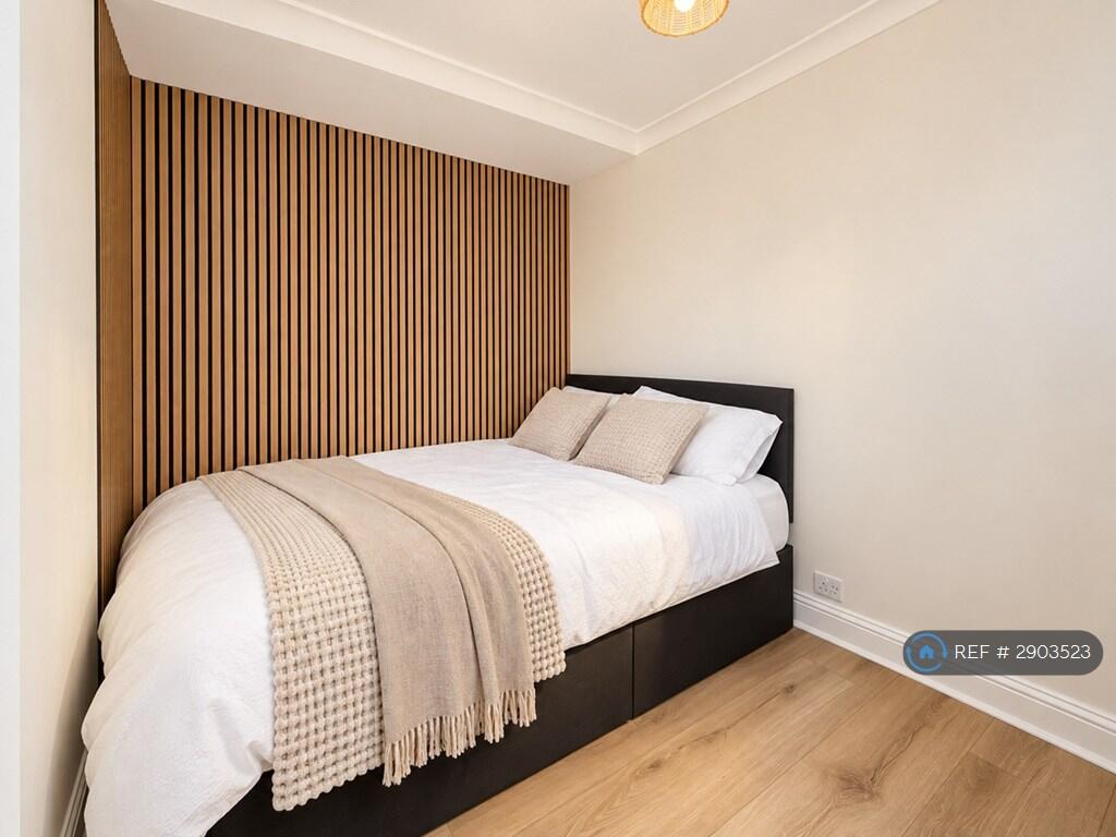 Apartment in Surbiton, Hook - View 2
