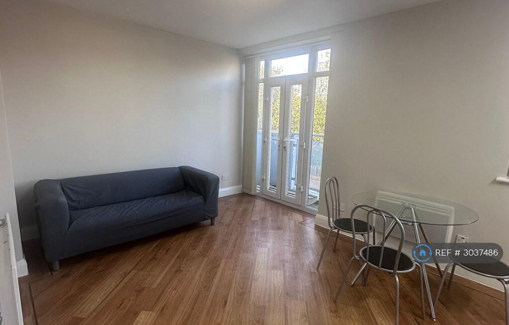 Apartment in Liverpool - More
