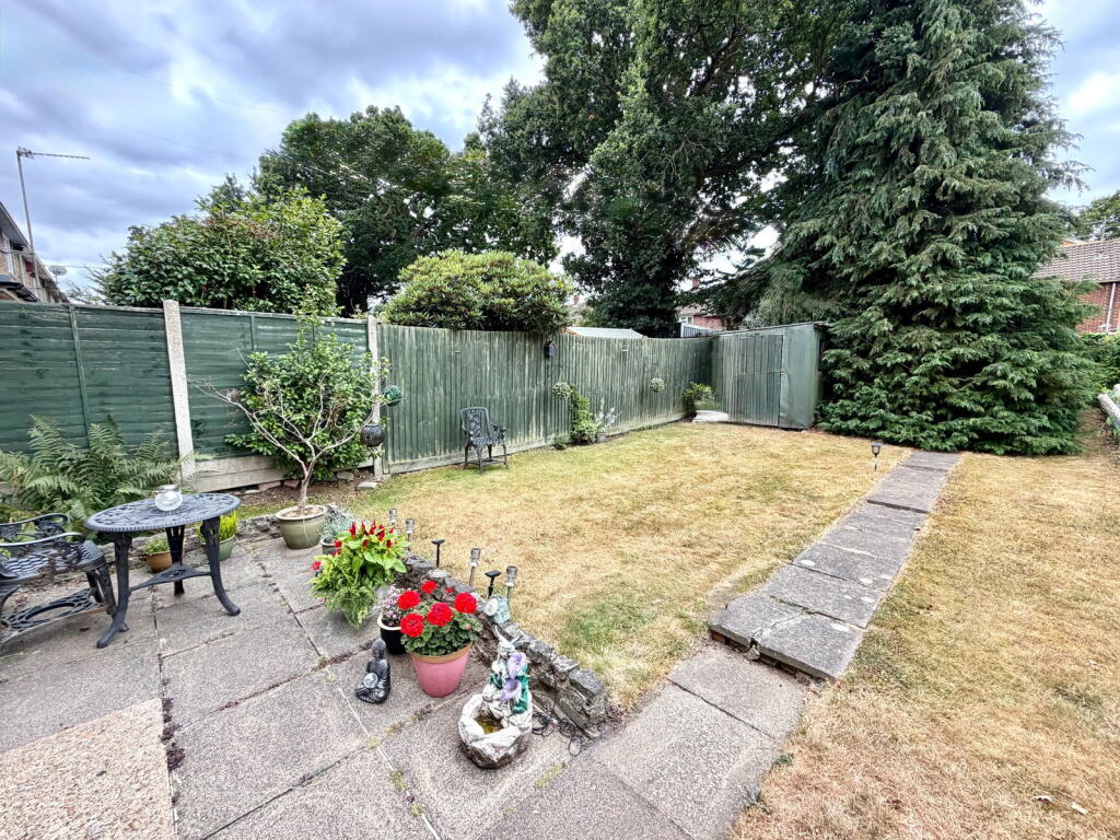 A Spacious & Well Kept Home Offering Excellent Value For Money - Waldersalde Road photo 3