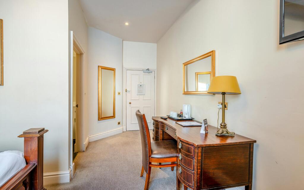 8685200-interior31.jpg