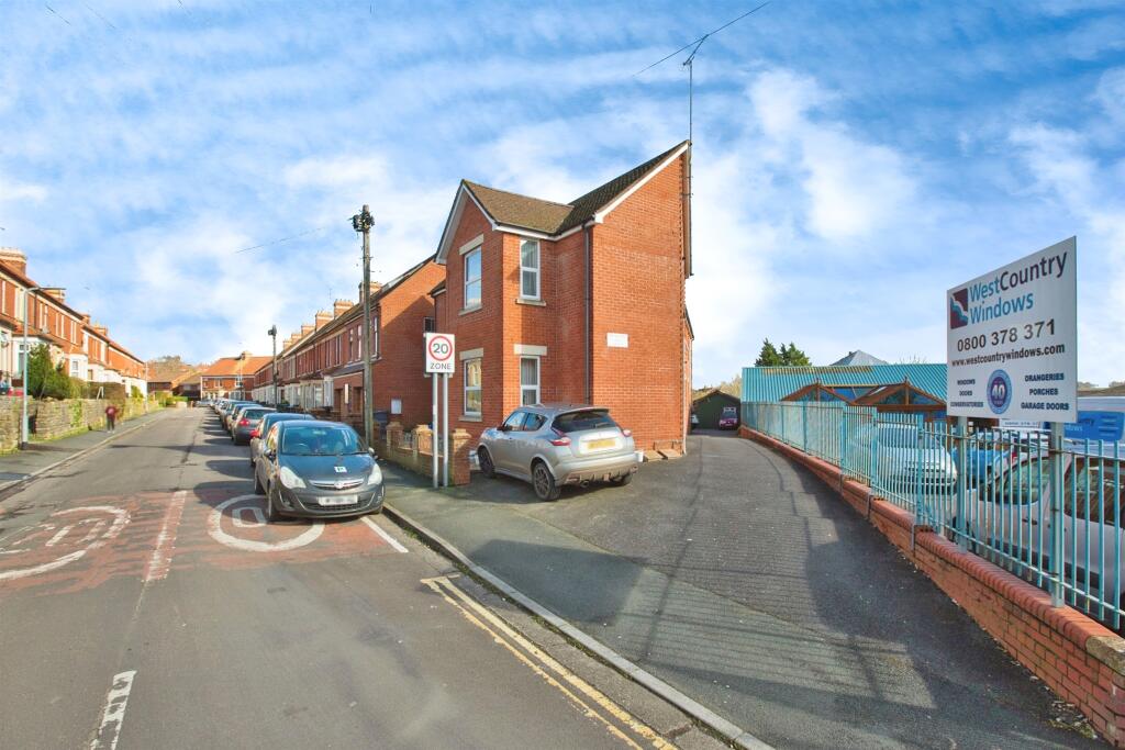 Additional image 11 of Crofton Avenue, Yeovil