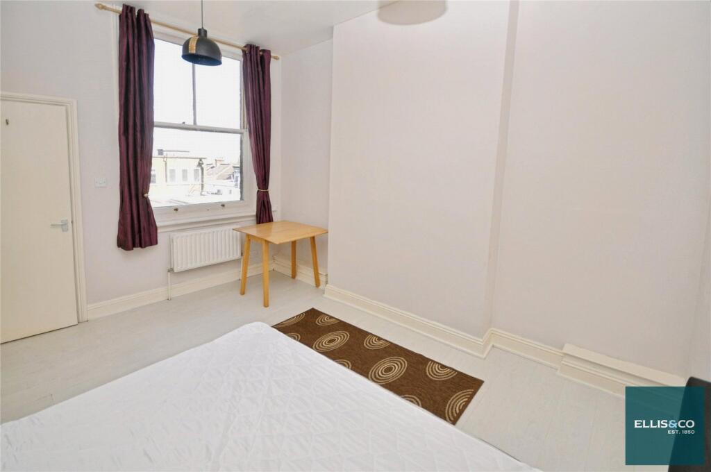 Main image of property: High Road, North Finchley, N12